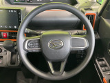 インテリアに合わせたデザインのステアリングは、運転される方のことも考え、運転しやすい形状、大きさです。是非一度、実際に触ってお確かめください。