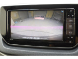シフトレバーをリバースにすると連動してバックカメラ映像に切り替わります。