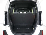 2列目シートは左右独立で倒すことができます。3人乗車状態でより多くの荷物を積むことができます。