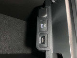 充電用USB端子付き。スマートフォンなどの充電に便利です。