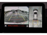 【パノラミックビューモニター】 後退時に車両の後ろ側を表示するだけでなく上から見たような映像で車庫入れなどバックする際に安心です。