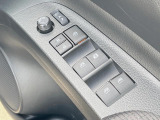 【電動格納ミラー】サイドミラーは電動格納式となっており、狭い駐車場でもキズがつくリスクを抑えられます。