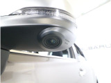 助手席側で見えにくい左前方の映像を、車内のマルチファンクションディスプレイに映し出します。前方への駐車や左寄せ、狭い道でのすれ違いなど、さまざまなシーンで安心して運転できる便利な機能です。