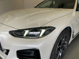 BMWの伝統の丸目4灯ヘッドライトでございます。LEDライトで視認性もよく明るく安全性の向上につながります。