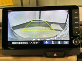 リバースギアに入れるだけで後方の表示へ切り替わります。夜間や雨の日の駐車も楽になりますよ。