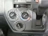 マニュアルエアコン装着です。夏は、快適に、冬でも車内の曇りを取ってくれるので安全です。
