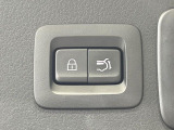 【パワーバックドア】スマートキーや運転席のボタンを押すだけでリアゲートが自動で開閉します!荷物を持っている時や、高い位置にあるバックドアを閉める際に便利な機能です♪