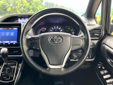 インテリアに合わせたデザインのステアリングは、運転される方のことも考え、運転しやすい形状、大きさです。是非一度、実際に触ってお確かめください。