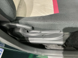 シートハイトアジャスターが付いているので運転姿勢を調整するのに便利ですね。身長に合ったシートポジションは安全運転や疲労軽減にもつながります。