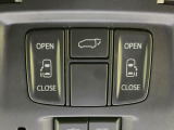【両側パワースライドドア】スマートキーや運転席のスイッチで後席両側スライドドアの開閉が可能♪電動だから力を入れてドアを開ける必要が無く、小さなお子様でも簡単に開け閉めでき快適です♪