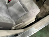 痛みの出やすい運転席シートの角、フロアマット、座面、ともに良好です