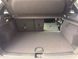 2列目シート片側を収納した場合の写真です。大型のお荷物や長尺物にお荷物を積み込む際に大変余裕がある収納スペースです。