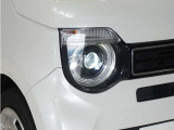 【LEDヘッドライト】省電力で、明るく遠くまで照らし、夜道や雨天などの走行の際、安心感を高めます。オートライト機構で周囲の明るさを感知し、自動で点灯、消灯します。