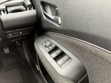 運転席側のドア部。こちらのスイッチでドアミラーの角度調整やパワーウィンドーの操作が可能になります。