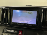 リバースギアに入れるだけで後方の表示へ切り替わります。夜間や雨の日の駐車も楽になりますよ。