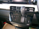 操作しやすいシフトレバーとタッチ式エアコンパネルで運転も楽々です。