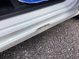 運転席ドアを開けた部分に凹みあります。