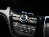 【オートエアコン】温度を設定すれば自動で快適な車内温度を保ちます。エアコン内部の高性能脱臭フィルターで車内のアレルゲンや花粉を除去。