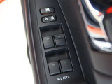 パワーウィンドーのスイッチですよ。運転席に居ながら窓の開け閉めのコントロールが出来ますよ。ロック機能で、子供がイタズラして窓を開けるという事もなくなりますよ。