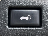 【パワーバックドア】スマートキーや運転席のボタンを押すだけでリアゲートが自動で開閉します!荷物を持っている時や、高い位置にあるバックドアを閉める際に便利な機能です♪
