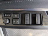 パワーウィンドウのスイッチですよ。 運転席に居ながら窓を開け閉めのコントロールできますよ。 ロック機能で、子供がイタズラして窓を開けるという事も無くなりますよ。