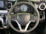 インテリアに合わせたデザインのステアリングは、運転される方のことも考え、運転しやすい形状、大きさです。是非一度、実際に触ってお確かめください。