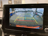 【バックカメラ】運転席から画面上で安全確認ができます。駐車が苦手な方にもオススメな便利機能です。
