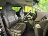 運転席まわりには十分なスペースがあり、大柄な方でもゆったり運転していただける環境です。