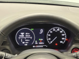 ハイブリット車専用のメーターです。右側の大型スピードメーターに加え、ステアリングスイッチを使って左のマルチインフォメーション・ディスプレイで燃費や動力伝達などの情報が見れるようになっています。