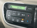 【オートエアコン】一度お好みの温度に設定すれば、車内の温度を検知し風量や温度を自動で調整。暑い&hellip;寒い&hellip;と何度もスイッチ操作をする必要はありません。快適な車内空間には必須の機能ですね♪