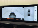 パノラミックビューモニターを装備。駐車場や交差点でクルマを真上から見るように周囲を確認できます。機能の詳細は販売店スタッフまでおたずねください。