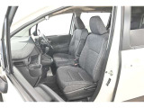 足元がフラットになっているので運転席から助手席への移動がスムーズに!!