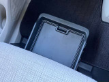 助手席のシート下には便利なスライド式の収納も。運転用の替え靴や、車内に常備したい子ども用品、着がえた服などを収納できます。