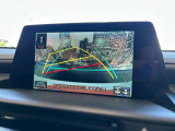 【バックカメラ】運転席から画面上で安全確認ができます。駐車が苦手な方にもオススメな便利機能です。