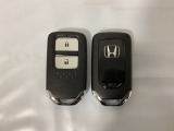 スマートキーを装備しています。鍵を差し込むことなくドアロックの開け閉めと、スタートボタン操作でのエンジンスタートができます。スペアキーも同じものを用意しております。
