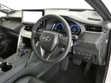 【運転席まわり】・・・ハンドルやシートなども隅々までクリーニング済み。キレイな車内でドライブがより一層快適にお楽しみいただけると思います。