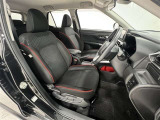 前席はセパレートタイプ!レッドパイピングがワンポイント!シート位置が高めで車両感覚がつかみやすく運転しやすい!乗り降りも楽々!