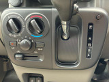 運転しやすいインストシフトノブ・変速ショックが少なく滑らかな走りのCVTを採用。大きなダイヤルで簡単操作のマニュアルエアコン。