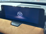 【12.3インチマツダコネクト】車内の雰囲気にマッチした大型ディスプレイ。スマホ接続でのナビ使用やBluetooth再生等、様々な機能が楽しめます。直感的なダイヤル操作が可能で、使い勝手も良好です。