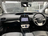 【運転席・インパネまわり】ハンドル・シート・フロアーなど隅々までプロによるクリーニング済み☆彡キレイな車内でドライブが一層快適にお楽しみいただけます!!
