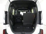 2列目シートを倒すことで、大変広いラゲッジスペースとなります。大きな荷物を積んだりと様々な用途にご利用いただけます。