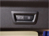 運転中にもオーディオの音量やFMの切り替えなどステアリングでの操作で切り替え可能なため、ステアリングから手を放す必要がない為、運転中でも操作が簡単でございます。
