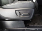 パワーシート搭載。微妙な調整が手軽にでき、ピッタリのポジションで運転することが可能です。