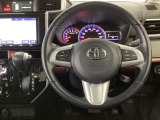 【ハンドル】運転にかかわる様々な操作を安全に行えるように視点移動が少なく操作性に配慮されたスイッチ類が凝縮されたコックピットです。