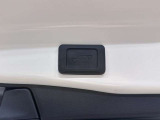 パワーバックドアです。荷物を持っていても、ボタンを押すだけで簡単に開閉ができます。