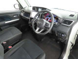 シンプルで使いやすいデザインの運転席です。
