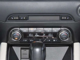 左右独立温度コントロールフルオートエアコンです。運転席、助手席それぞれで独立して温度設定ができます。冷え性の方が乗っても安心ですね♪
