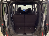 開口部も広く荷物の積み下ろしもしやすいお車となっております。シートの背もたれは5:5の割合で背もたれを可倒でき、前後のシートスライドもできるので荷室をひろげることができます。