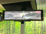 【インテリジェントルームミラー】後席の大きな荷物や同乗者で後方が確認しづらい時でも安心!カメラが撮影した車両後方の映像をルームミラー内に表示。クリアな視界で状況の確認が可能です!