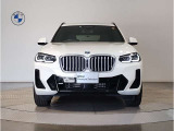 【BMWの伝統-1】BMWの特徴的な&ldquo;キドニーグリル&rdquo;は、80年以上続く伝統の形でございます。変わらないこだわりのデザインが、プレミアムブランド&ldquo;BMW&rdquo;を創り出します。